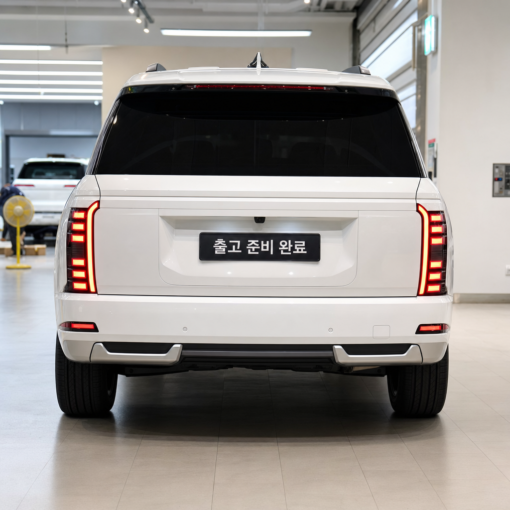번호판 등록 및 차량 출고 준비가 완료된 깔끔한 디자인의 대형 SUV 후면