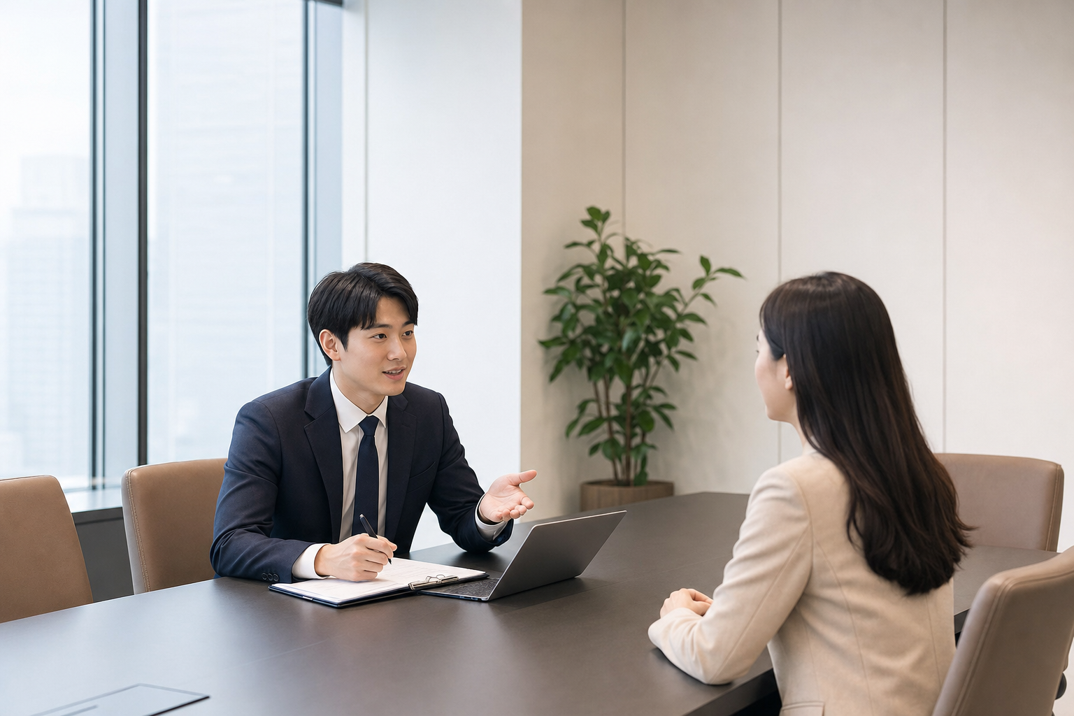 깔끔하고 넓은 회의실에서 고객과 매니저가 마주 앉아 1:1 맞춤 컨설팅을 진행하는 모습