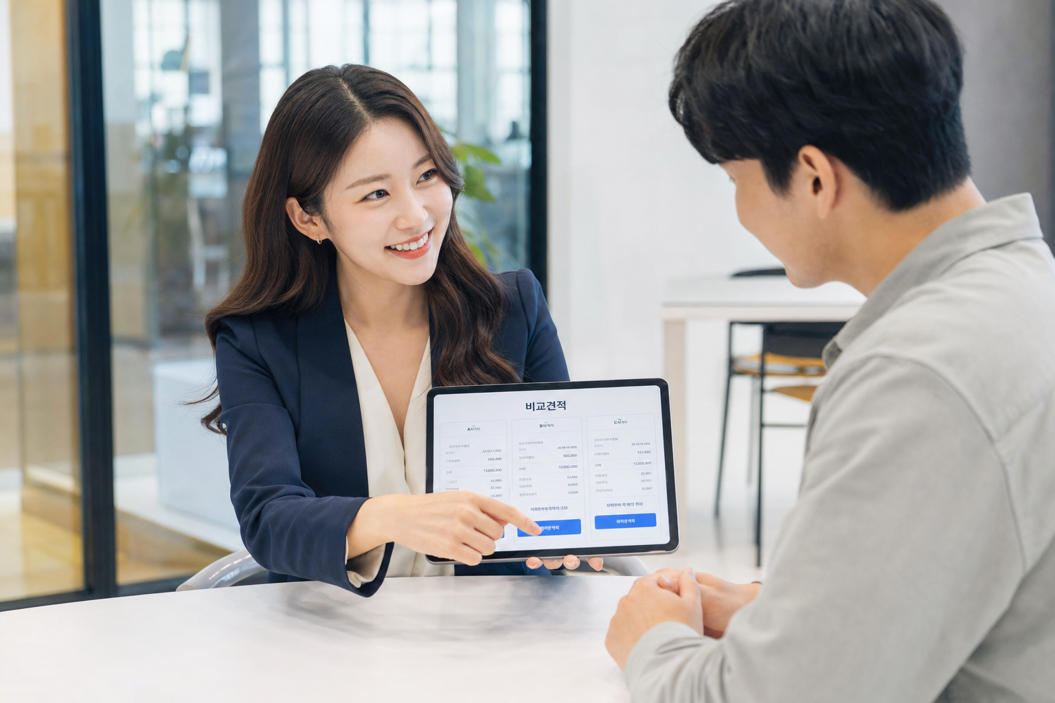 카베이의 전문 카마케터가 태블릿 PC의 비교견적 화면을 보며 밝은 미소로 고객에게 컨설팅을 제공하는 모습