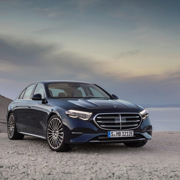 벤츠e클래스 Mercedes-Benz E-Klasse, Exclusive Line; Exterieur: Nautikblau; Interieur: Leder macchiatobeige, Mittelkonsole Holz Ahorn braun offenporig aluminium lines
Mercedes-Benz E-Class Exclusive line; exterior: nautic blue; interior: leather macchiato beige, centre console in brown open-pore maple wood with aluminium lines